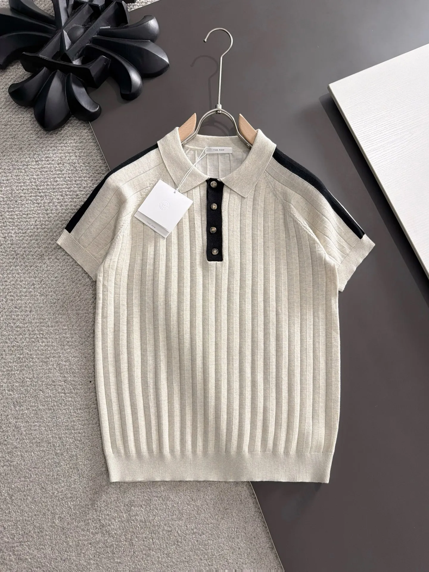 Shipping next day TR high quality - The Row 26ss New Arrival men's short-sleeved T-shirt. Like LP and BC, it belongs to the same old-money style top-notch light luxury brand. The New Arrival Original men's casual short-sleeved shirt is made of combed cotton yarn knitted imitation cotton fabric. Exclusive Premium custom-controlled raw materials. 14-needle precision knitting. The iconic waffle soul is woven. The three-dimensional texture flows with subtle light and shadow. Viewed from a distance, it is introverted. It shows when you touch it closely. It feels substantial when weighed. The upper body is also more textured than ordinary T-shirts. Fashionable Versatile Hot Sale. It is skin-friendly and comfortable to wear. Premium boutique. The upper body is made of Factory's fine workmanship. A must-have item for men. Complete with three standards. Sizes M-3XL